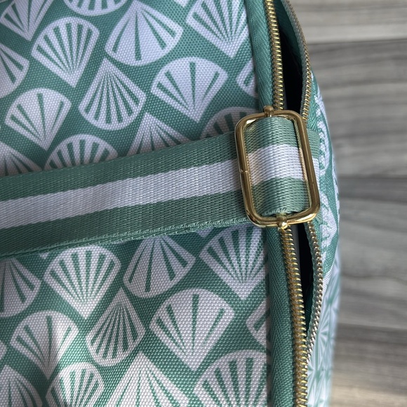 NWOT Victoria's Secret Mint Green Patterned Lounch Bag - Picture 4 of 13